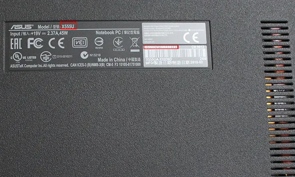 Ảnh chụp mặt đáy laptop Asus X555U với tên máy và số serial được đánh dấu rõ ràng