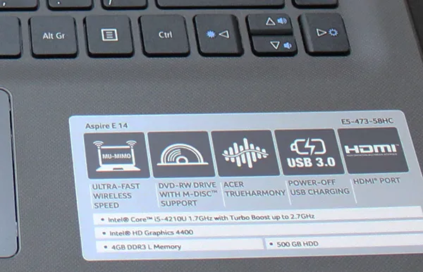 Hướng Dẫn Chi Tiết Cách Kiểm Tra Đời Máy Laptop và Số Serial (Service Tag) Thành Công 100% Ảnh chụp tem nhãn laptop Acer E5 473 58HC hiển thị tên đầy đủ của dòng máy