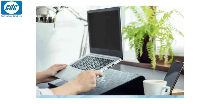 Mô tả màn hình hiển thị báo cáo pin laptop chi tiết, bao gồm dung lượng thiết kế và dung lượng sạc đầy hiện tại