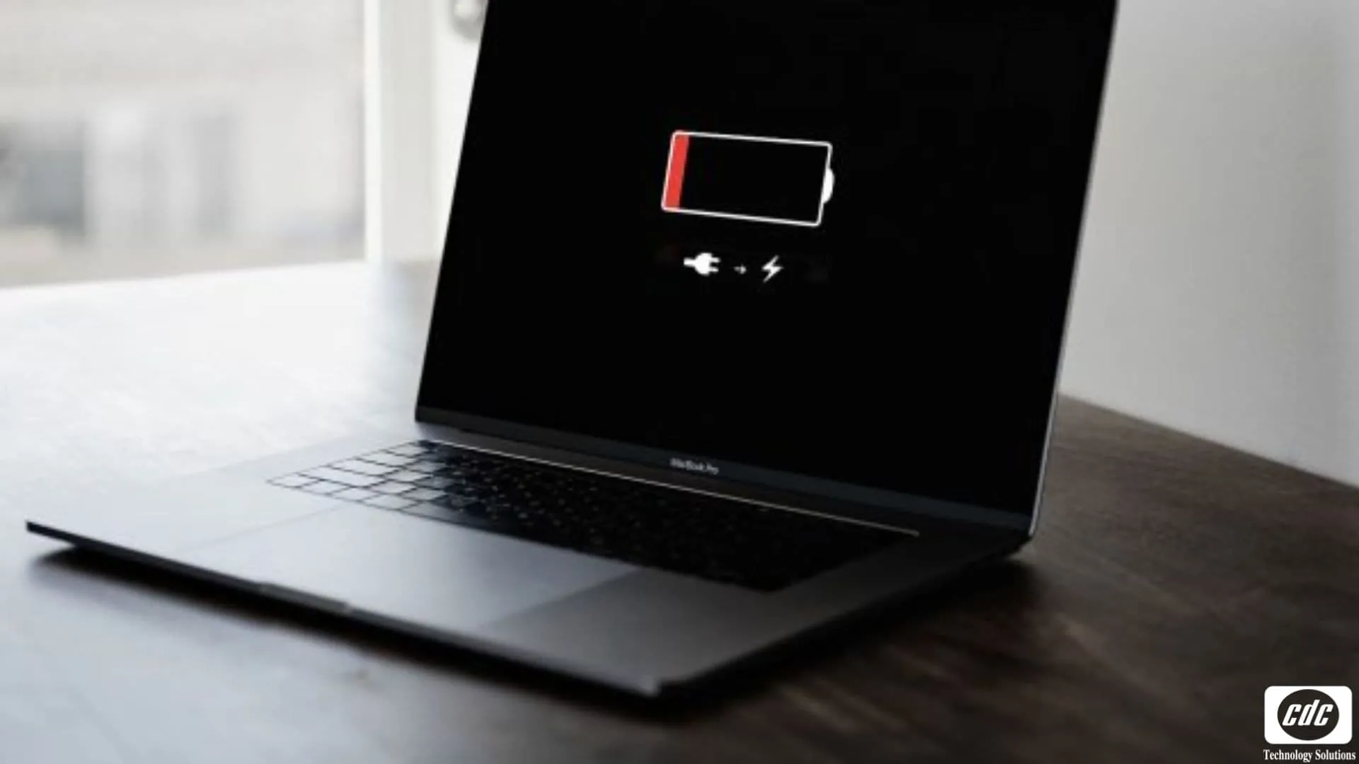 Dấu hiệu pin laptop bị phồng lên so với trạng thái phẳng bình thường