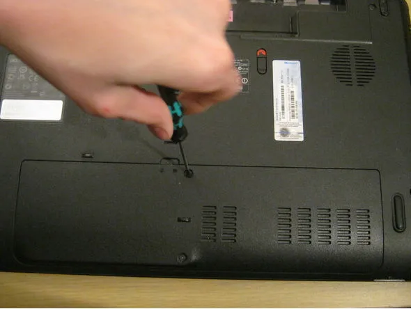 Tháo pin và nắp đậy vị trí card wifi laptop để thực hiện allintitle:cách nâng cấp card wifi cho laptop