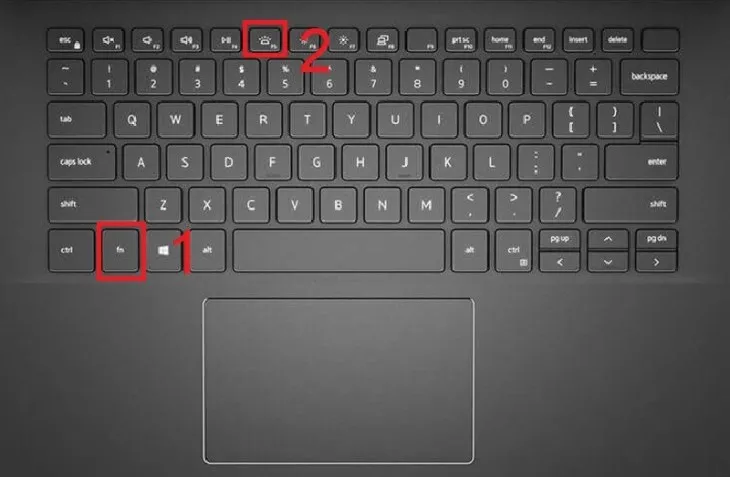 Tổ hợp phím Fn và F5 trên laptop Dell để thực hiện **cách bật tắt bàn phím laptop** nhanh chóng.