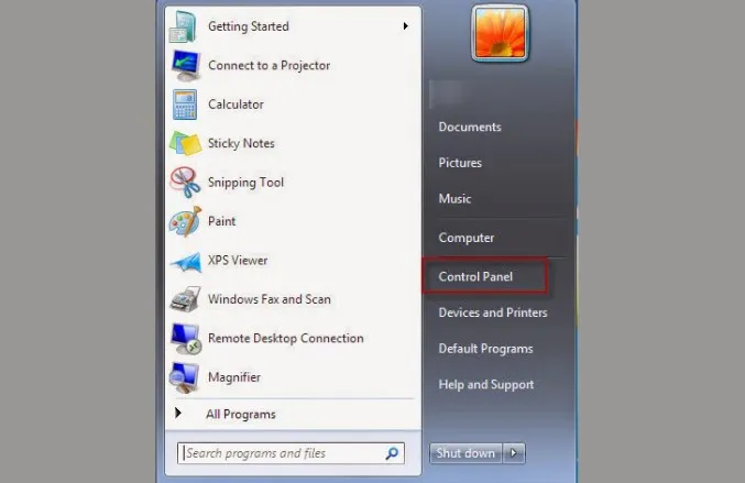 Menu Start và giao diện chọn User Accounts and Family Safety trong Control Panel Windows 7