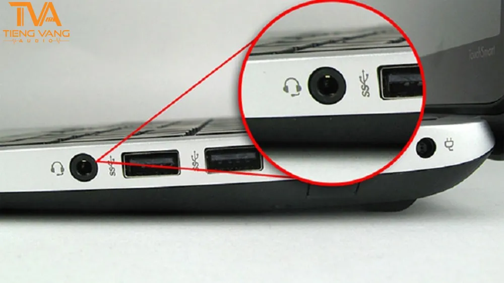 Vị trí cổng cắm micro trên laptop thường có ký hiệu micro để người dùng dễ nhận biết