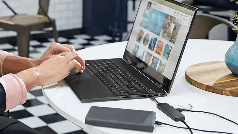 Sạc laptop đúng cách với bộ sạc chính hãng giúp kéo dài tuổi thọ pin và đảm bảo cách sử dụng laptop bền.