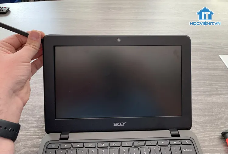 Sử dụng dụng cụ chuyên dụng nạy khung viền màn hình laptop Acer ra khỏi panel
