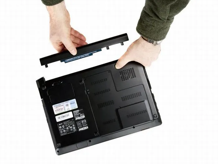 Kiểm tra tình trạng pin và vệ sinh các cổng kết nối của laptop Dell Inspiron