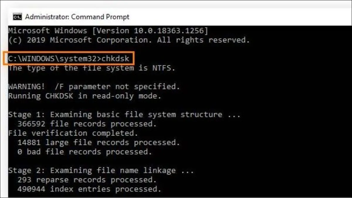 Màn hình Command Prompt đang chạy lệnh CHKDSK để khắc phục ổ cứng laptop bị lỗi hệ thống file