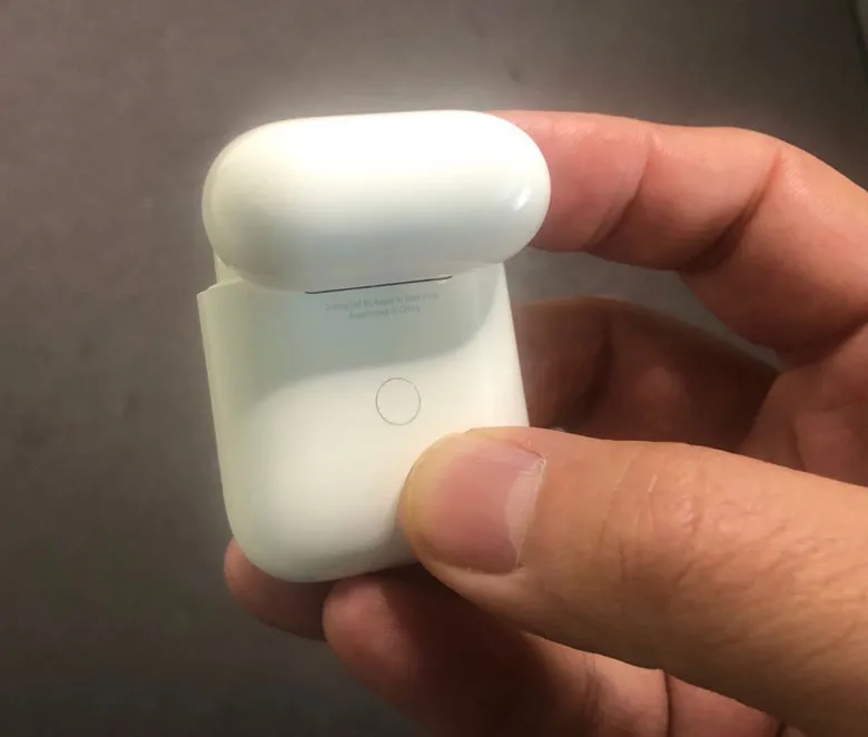 AirPod cần sạc đầy trước khi kết nối laptop để đảm bảo ổn định đường truyền Bluetooth