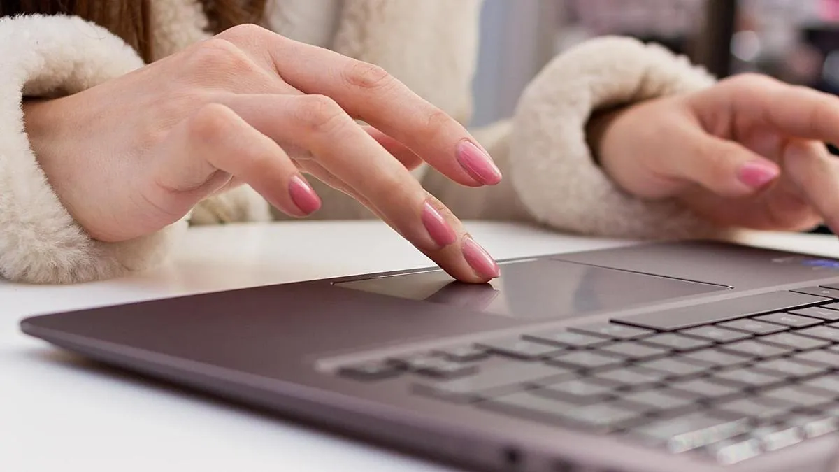 Minh họa cách di chuyển con trỏ chuột bằng một ngón tay trên touchpad, bước đầu để thực hiện cách lướt chuột laptop
