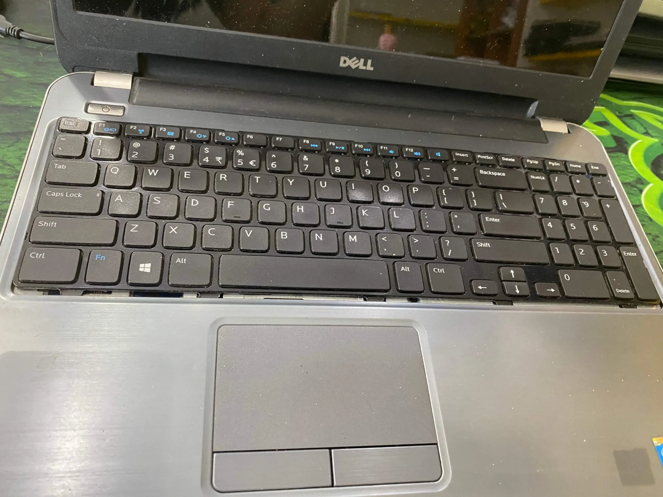 Ảnh minh họa quy trình tháo lắp và kiểm tra cáp kết nối bàn phím laptop