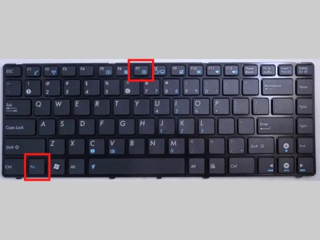 Bàn phím laptop với phím chức năng Fn được nhấn mạnh