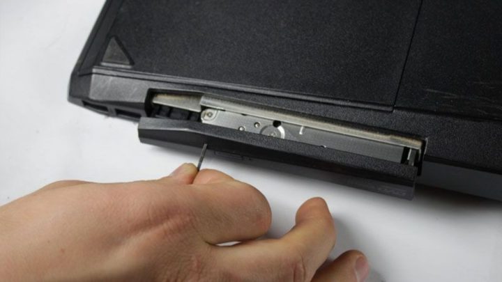 Cách lấy đĩa CD bị kẹt trong laptop an toàn và chuyên nghiệp: Hướng dẫn khắc phục sự cố chi tiết từ A đến Z