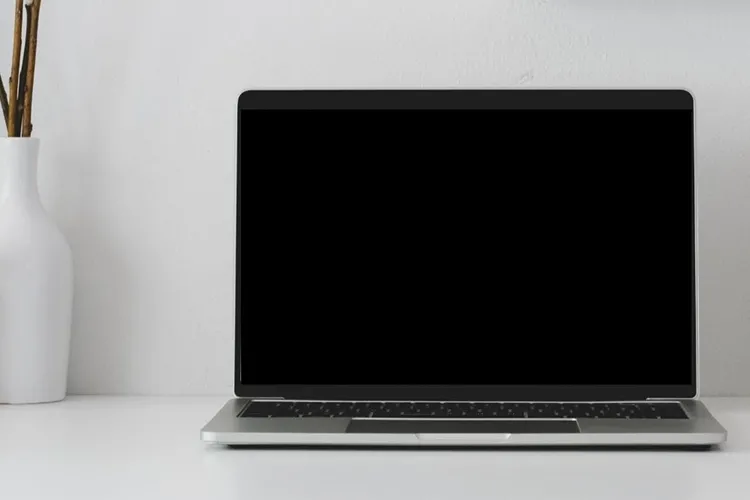 Màn hình laptop đã tắt nhưng đèn báo nguồn vẫn sáng, cho thấy máy vẫn đang hoạt động
