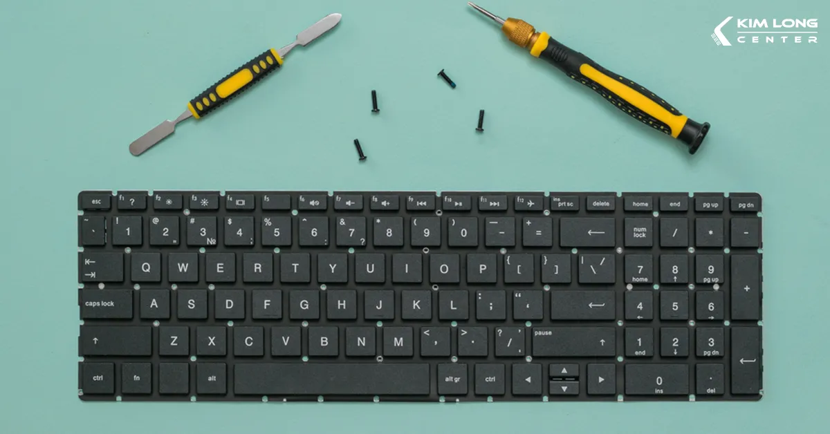 Dụng cụ chuyên dụng bao gồm tua-vít, nhíp và vòng tay chống tĩnh điện