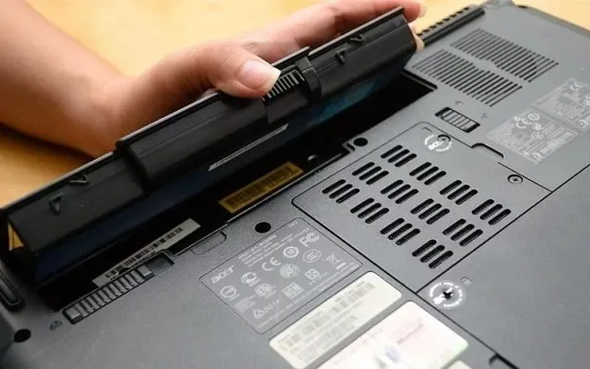 Người dùng đang kiểm tra các dấu hiệu Pin laptop bị chai